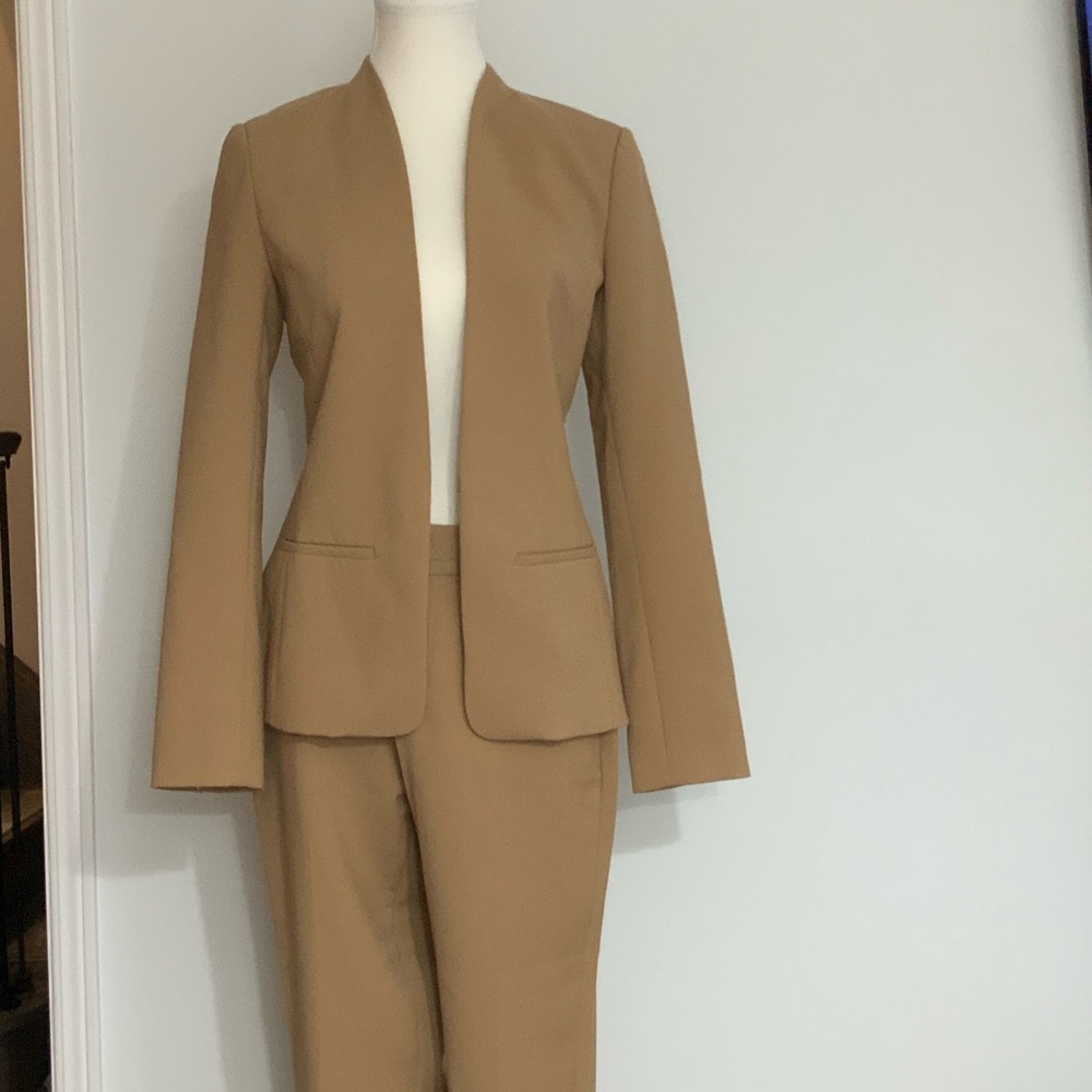 SIMON’S Contemporaire Size 4 ladies tan pant suit set